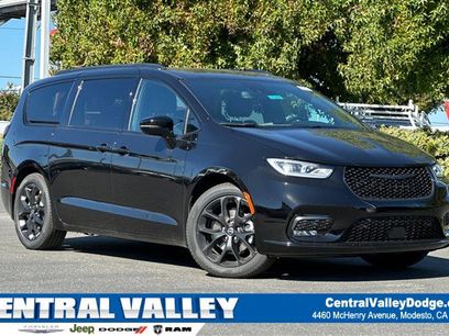 New 2026 Chrysler Pacifica Limited w/ S Appearance Package