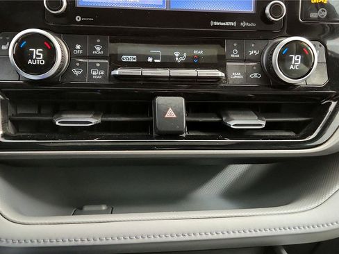 Certified 2020 Toyota Highlander XLE image 44