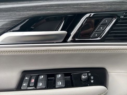 Used 2023 Jeep Wagoneer Series III w/ Premium Group I image 28