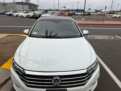 Used 2019 Volkswagen Jetta SE w/ Cold Weather Package FWD image 2