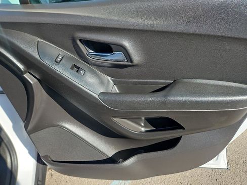 Used 2017 Chevrolet Trax LT w/ LT Convenience Package image 17