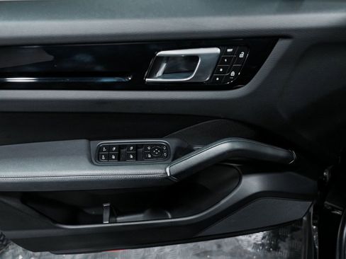 Used 2023 Porsche Cayenne w/ Premium Package image 12