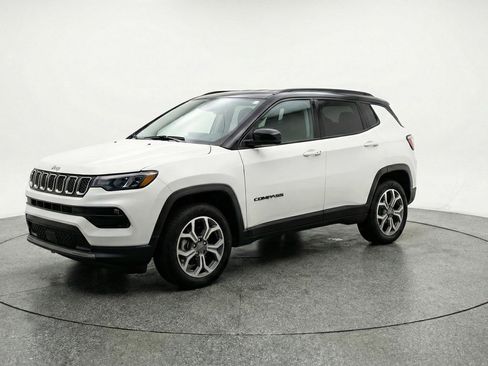 Used 2025 Jeep Compass Latitude image 3