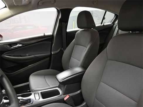 Used 2018 Chevrolet Cruze LT image 9
