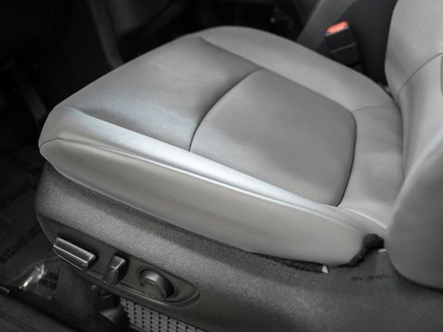 Used 2025 Toyota Sienna XLE FWD image 38