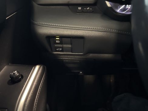 Used 2020 Toyota Highlander XLE image 28