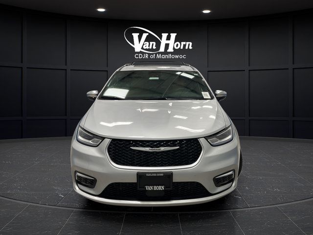 Used 2023 Chrysler Pacifica Pinnacle FWD image 2