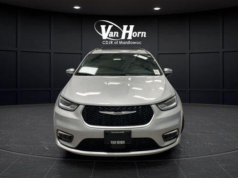 Used 2023 Chrysler Pacifica Pinnacle FWD image 2