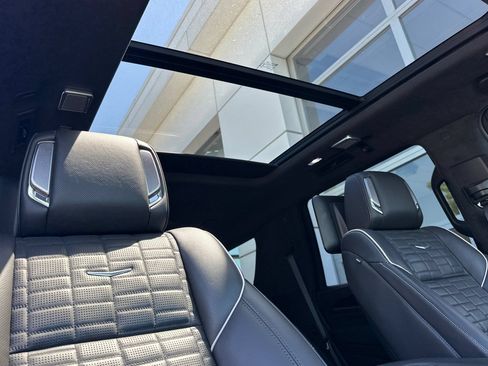 Used 2023 Cadillac Escalade Premium Luxury Platinum AWD/4WD image 18