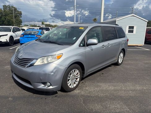 Used 2017 Toyota Sienna XLE FWD image 3