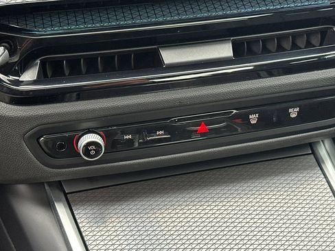 Used 2025 BMW 330i xDrive Sedan w/ Convenience Package image 15