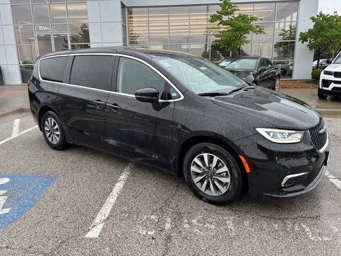 Used 2023 Chrysler Pacifica Touring-L FWD image 31