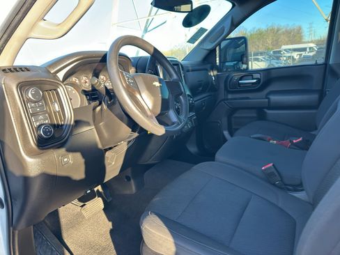 Used 2020 Chevrolet Silverado 2500 Custom w/ Custom Value Package image 3