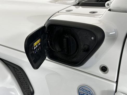 Used 2022 Jeep Wrangler Unlimited Sahara w/ Cold Weather Group image 18