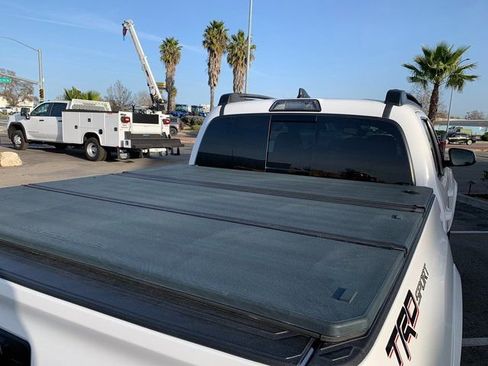 Used 2017 Toyota Tacoma TRD Sport image 10