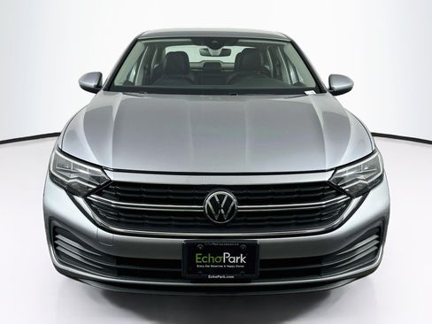 Used 2024 Volkswagen Jetta SE FWD image 2