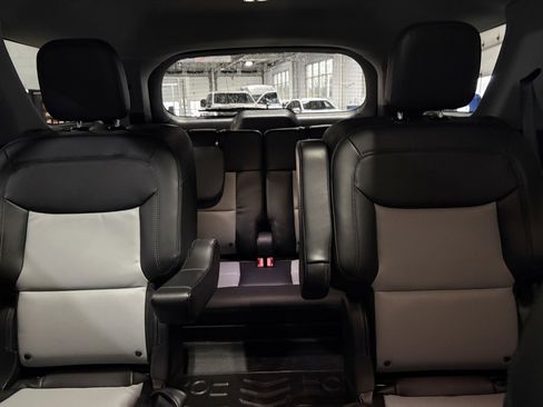 Certified 2022 Ford Explorer XLT w/ Equipment Group 202A image 21