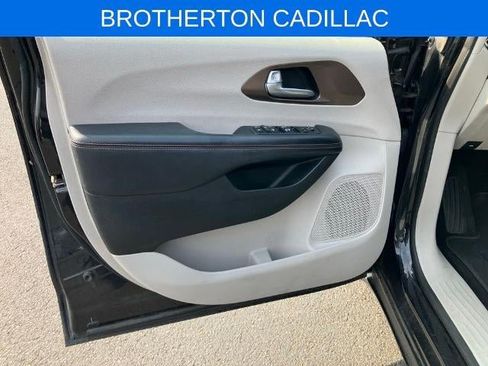 Used 2018 Chrysler Pacifica L FWD image 9