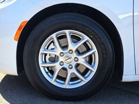 Used 2023 Chrysler Pacifica Touring-L image 9