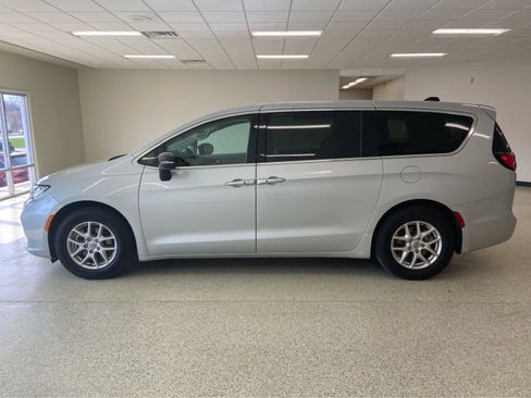 Used 2024 Chrysler Pacifica Touring-L FWD image 12