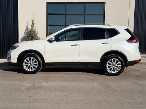 Used 2020 Nissan Rogue SV image 2