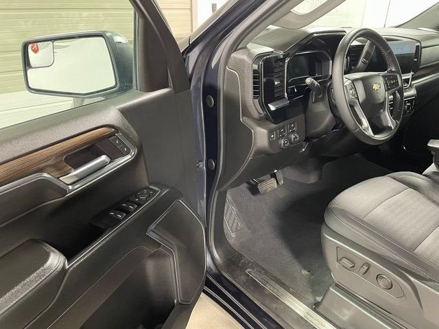 Used 2024 Chevrolet Silverado 1500 LT AWD/4WD image 10