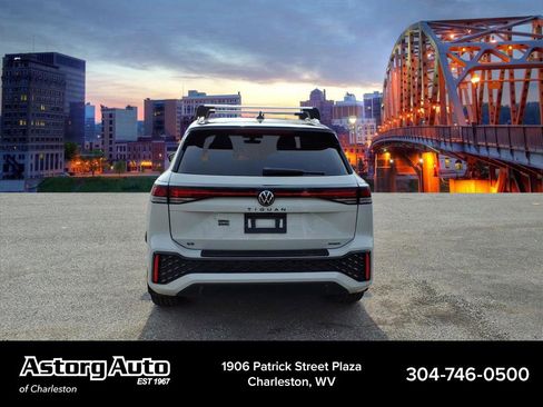 Used 2025 Volkswagen Tiguan SE R-Line image 4