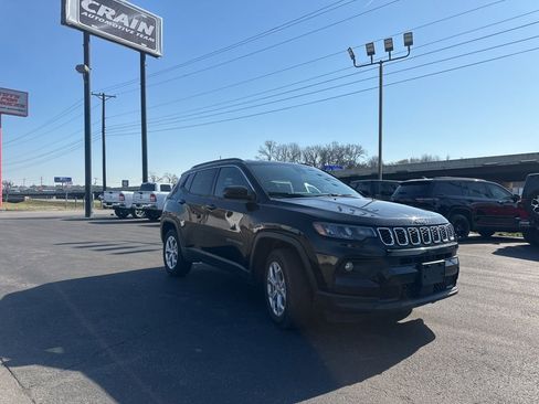 Used 2024 Jeep Compass Latitude image 2