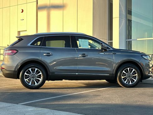 Used 2022 Lincoln Nautilus FWD w/ Premium Package image 2