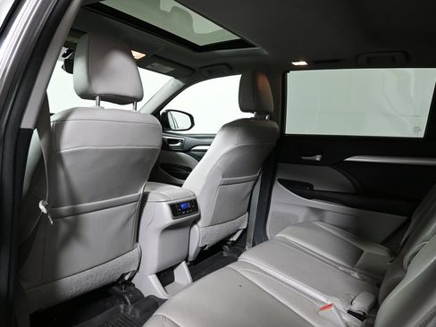 Used 2017 Toyota Highlander XLE AWD/4WD image 7