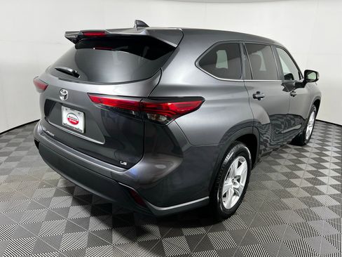 Used 2023 Toyota Highlander LE image 5