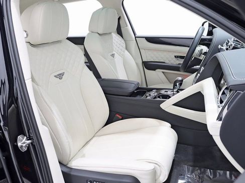 Used 2024 Bentley Bentayga Plug-In Hybrid image 37