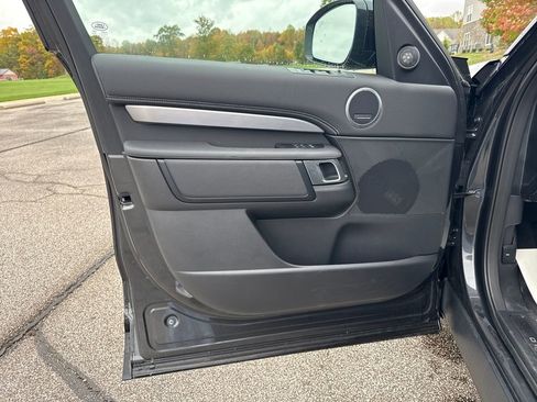 New 2024 Land Rover Discovery Dynamic SE image 17