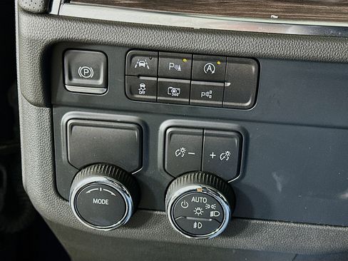 Used 2025 Chevrolet Tahoe Premier image 17