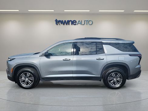 Used 2026 Chevrolet Traverse LT AWD/4WD image 3