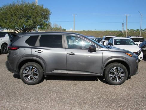 Used 2023 Nissan Rogue SV image 2
