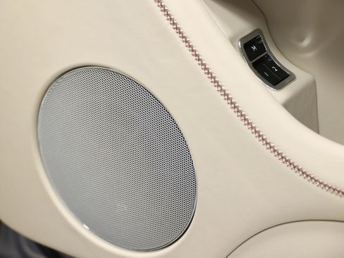 Used 2020 Bentley Bentayga Plug-In Hybrid image 98