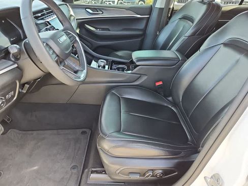 Used 2023 Jeep Grand Cherokee L Limited w/ Black Appearance Package image 17