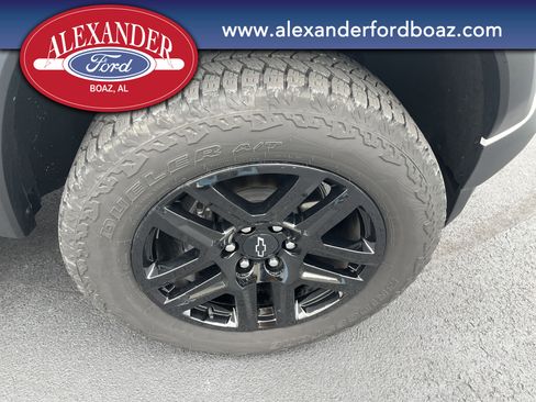 Used 2023 Chevrolet Colorado Trail Boss w/ Technology Package image 11