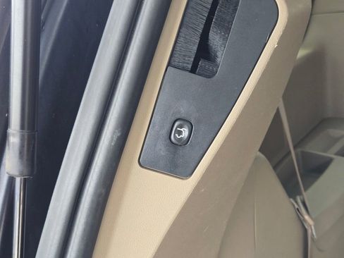 Used 2014 Chrysler Town & Country Touring image 20