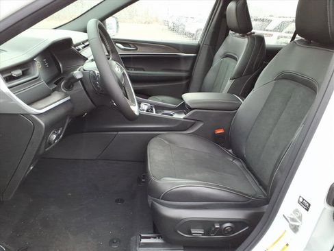 New 2026 Jeep Grand Cherokee Altitude image 6