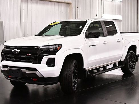 Used 2024 Chevrolet Colorado Z71 w/ LPO, Dark Essentials Package image 3