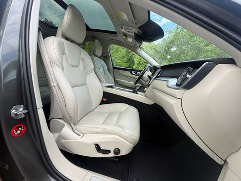 Used 2018 Volvo XC60 T5 Momentum w/ Vision Package AWD/4WD image 16