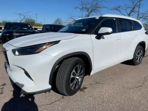 Used 2023 Toyota Highlander XLE AWD/4WD image 6