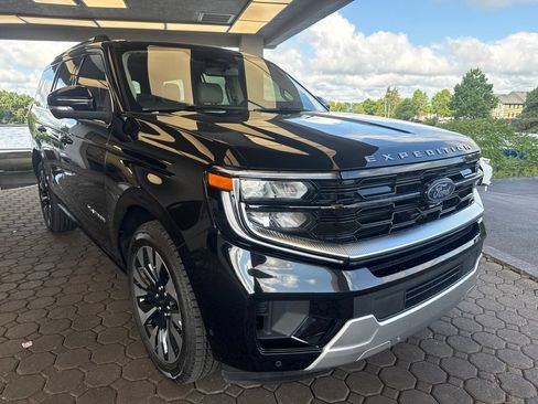 Used 2025 Ford Expedition Platinum w/ Driver's Package AWD/4WD image 4