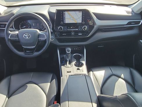 Used 2021 Toyota Highlander XLE FWD image 21