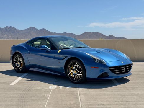 Used 2015 Ferrari California T RWD image 4