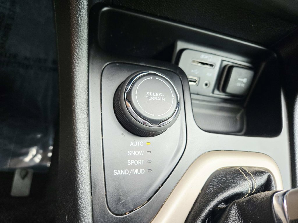Used 2018 Jeep Cherokee Latitude w/ Cold Weather Group AWD/4WD image 28