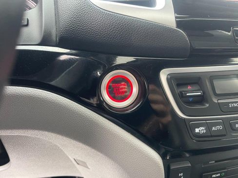 Used 2018 Honda Pilot Touring image 32