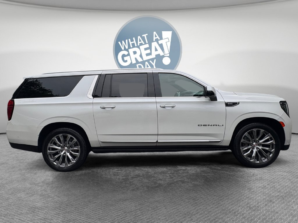 Used 2023 GMC Yukon XL Denali w/ Advanced Technology Package AWD/4WD image 2
